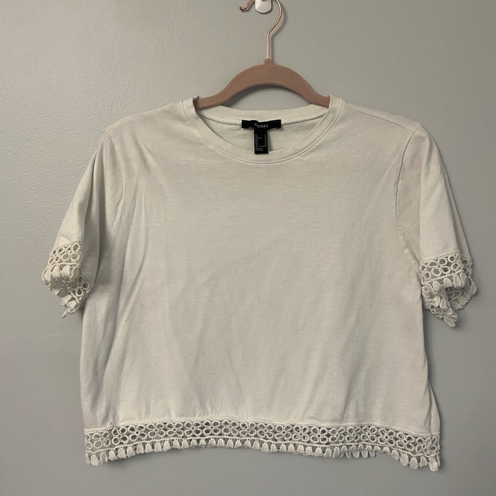 Forever 21 White Cropped Lace Tee Size M